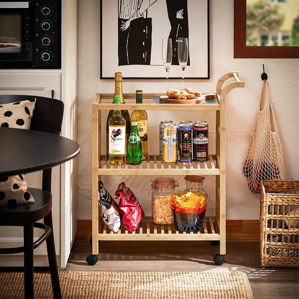 Servierwagen aus Bambus mit Getränken und Snacks in Küche oder Esszimmer