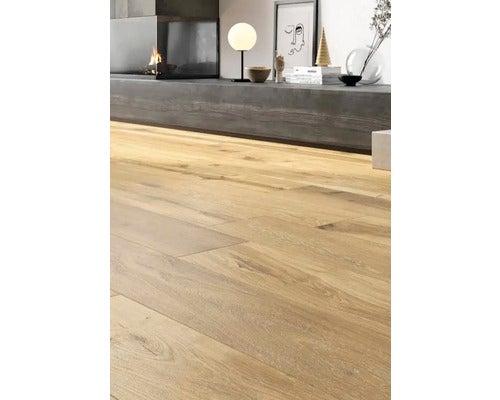 Verlegter Holzfußboden in einem Wohnzimmer mit Kamin