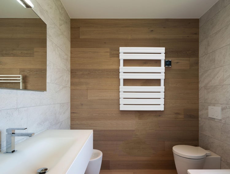 Modernes Badezimmer mit Waschbecken, Handtuchwärmer und Toilette