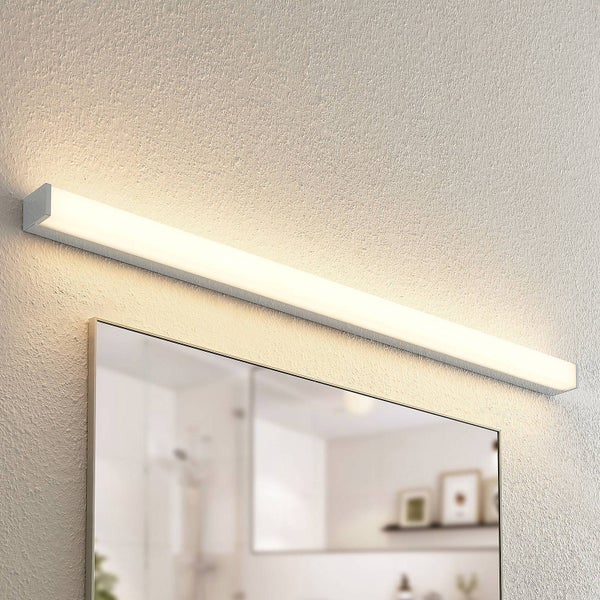 Lineare LED-Badezimmer-Spiegelleuchte montiert über einem Wandspiegel an einer strukturierten Wand.