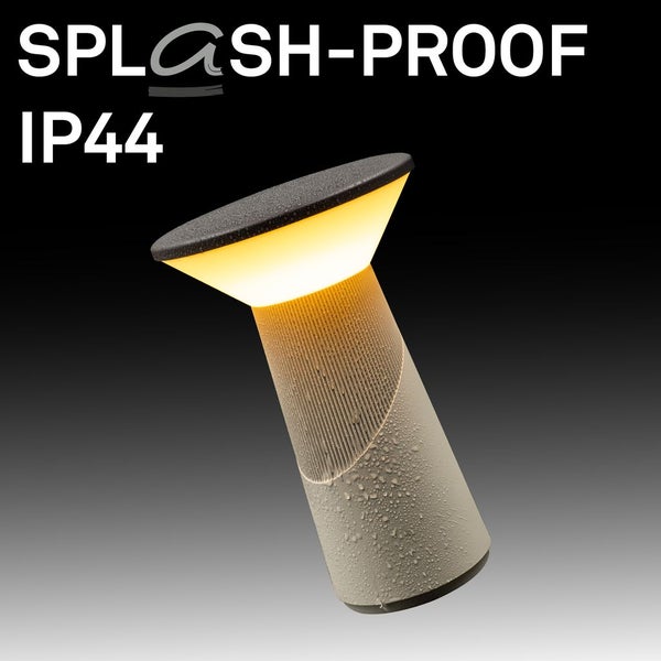 Spritzwassergeschützte Außenleuchte mit Schutzart IP 44 und Wassertropfen auf der strukturierten Oberfläche.