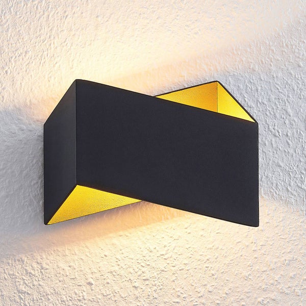 Moderne Wandleuchte in mattschwarzem geometrischem Design mit goldener Innenseite, strahlt Licht nach oben und unten an die Wand.