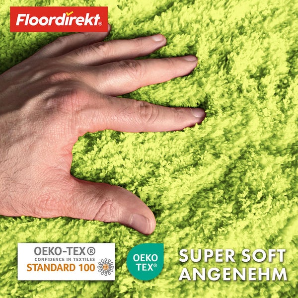 Detailansicht eines grünen Teppichs mit einer Hand, die die Textur berührt, Floor direkt Logo, Oeko-Tex Standard 100 Zeichen für geprüfte Textilien