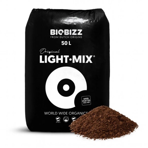 Biobizz Light-Mix organische Blumenerde in einem 50 Liter Sack mit einer Bodenprobe davor.