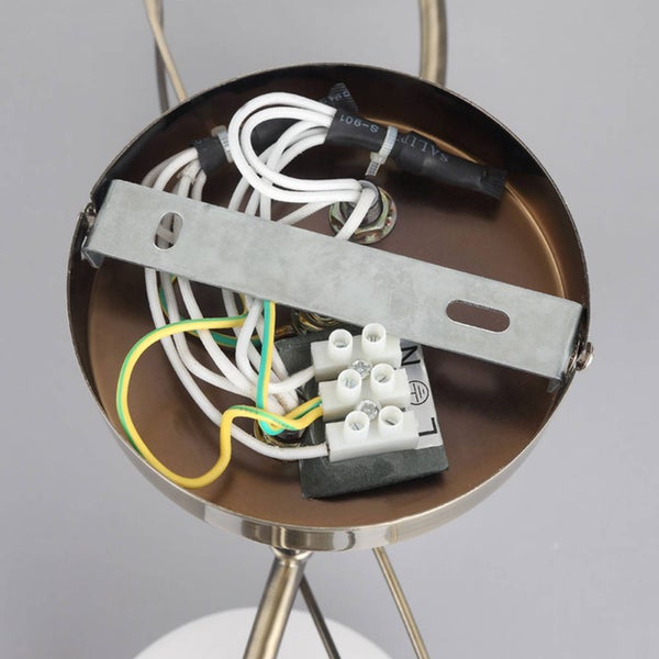 Innenansicht einer Lampe mit elektrischen Anschlüssen und Kabeln