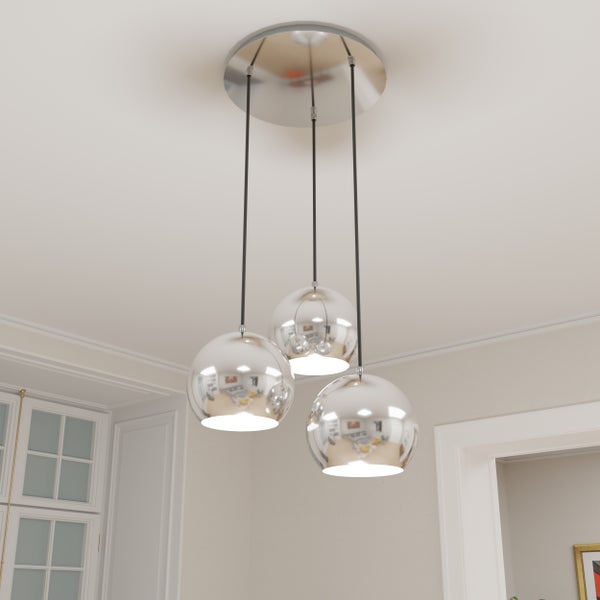 Hängelampe mit drei Kugel-Lampenschirmen an einer Deckenhalterung