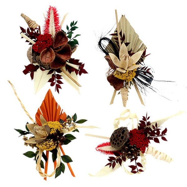Vier Gestecke aus Trockenblumen und Naturmaterialien für Dekorationen