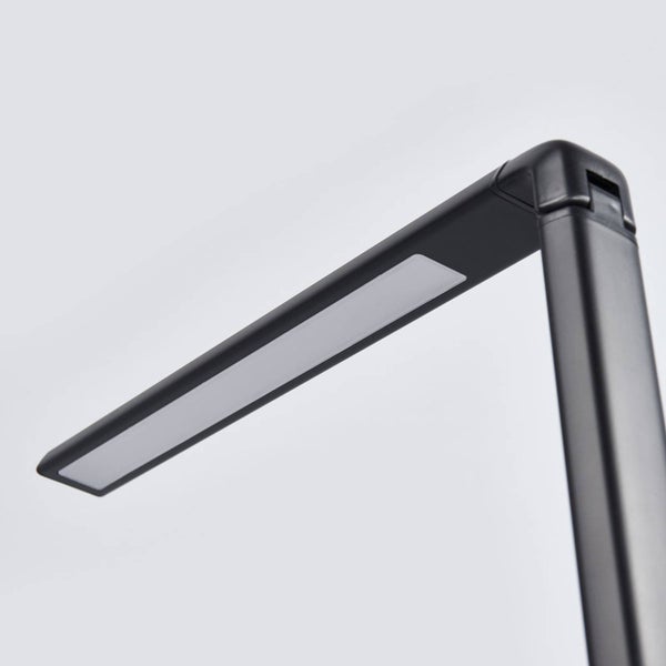 Schwarze LED-Schreibtischleuchte mit verstellbarem Gelenk und länglichem Lampenkopf.