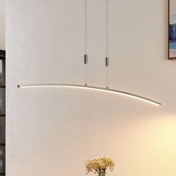 Moderne, gebogene LED-Pendelleuchte aus Metall, höhenverstellbar an zwei Seilaufhängungen, Lichtschein an einer strukturierten Wand.
