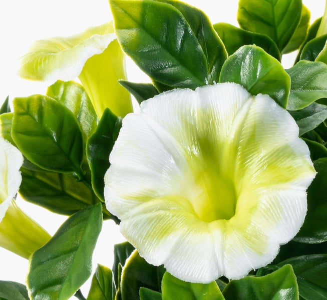 Künstliches Monstera-Blatt mit charakteristischen Schlitzen und Löchern.