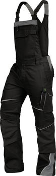 Schwarze Arbeitslatzhose mit verstellbaren Trägern, Brusttasche und Kniepolstertaschen.