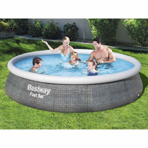Bestway Fast Set Aufstellpool in Rattan-Optik in einem Garten, zwei Erwachsene und zwei Kinder baden im Pool.