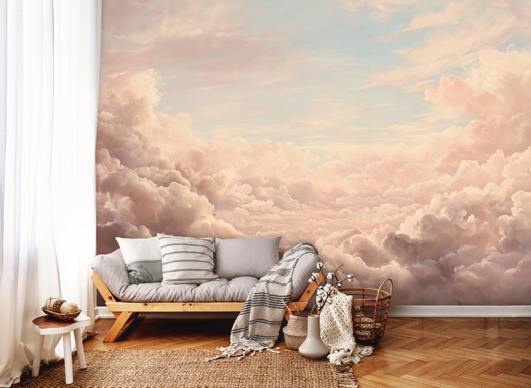 Wohnzimmer mit Wolken-Fototapete, Sofa, Teppich und Dekorationen für eine gemütliche Atmosphäre