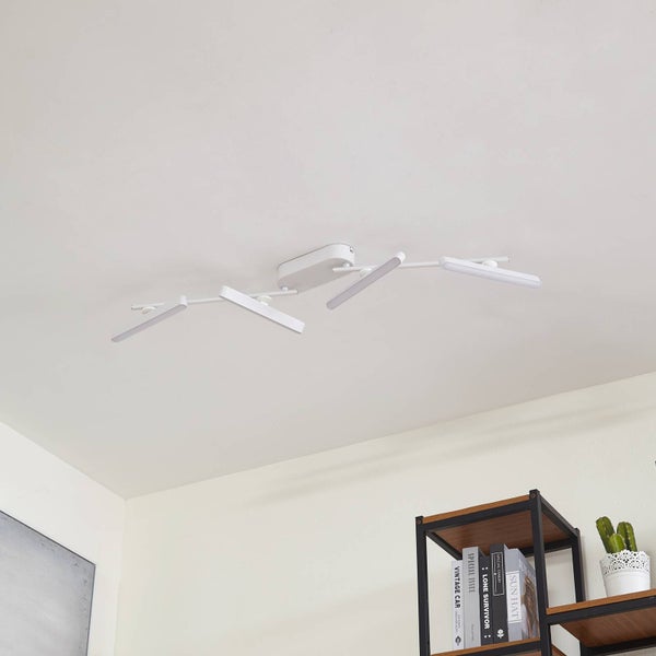 Weiße LED-Deckenleuchte mit vier verstellbaren, flachen Lichtbalken an einer hellen Decke in einem modern eingerichteten Raum.