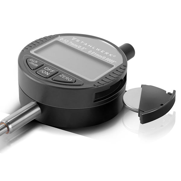 Digitale Messuhr von STAHLWERK mit LCD-Display, Tasten zur Einstellung und geöffnetem Batteriefach mit eingelegter Knopfzelle.