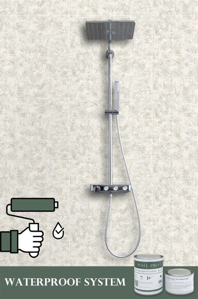 Badezimmer mit Duscharmatur, Wand und wasserdichtem System