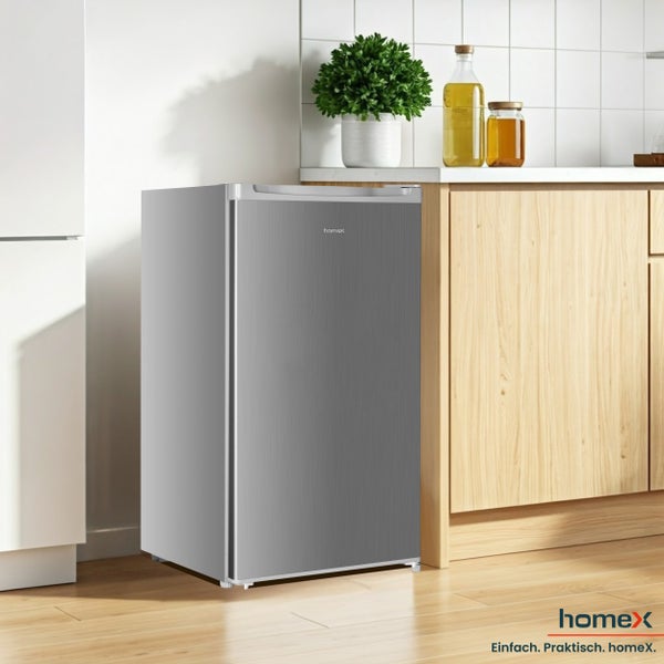 Kleiner grauer Kühlschrank in einer Küche