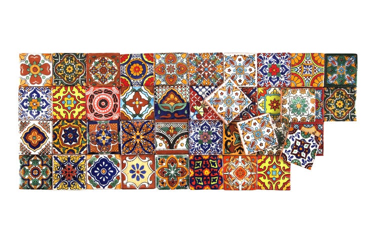 Nahaufnahme von Keramikfliesen mit floralen Mustern