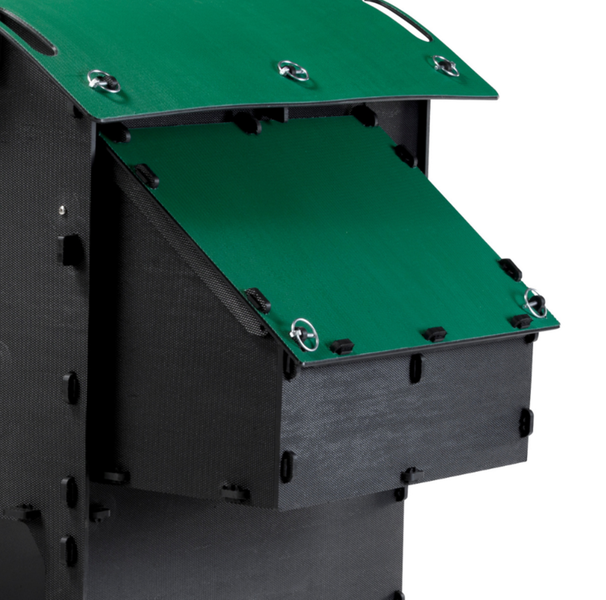 Nestkasten für Hühnerstall aus Hochdrucklaminat mit grünem Dach, schwarzen Wänden und sichtbaren Befestigungen.