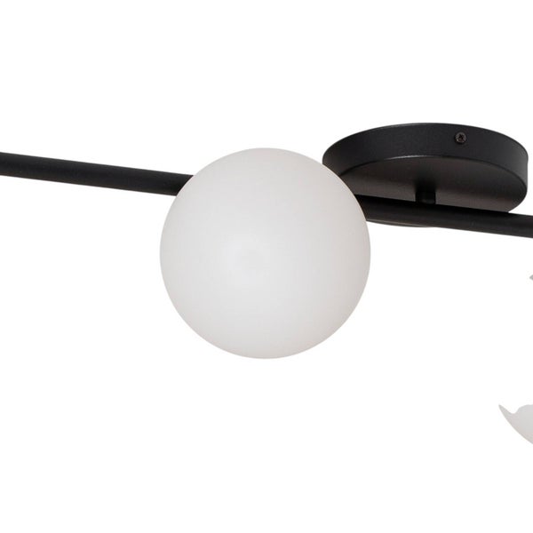 Detailansicht einer Deckenleuchte mit Kugel Lampenschirm