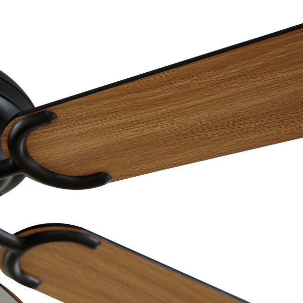 Detailansicht der Deckenventilatorflügel mit Holzoptik Oberfläche und Halterungen aus Metall