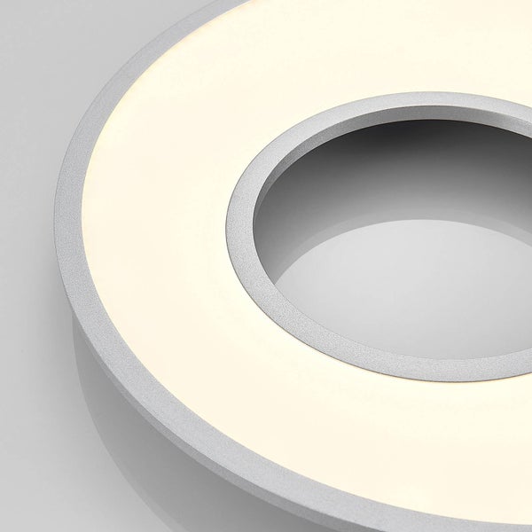 Moderne, runde LED-Deckenleuchte in Ringform mit silbernem Metallrahmen.