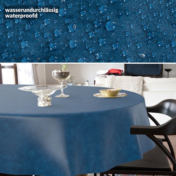 Wasserundurchlässige, runde Tischdecke in Blau auf einem Esstisch, Detailansicht mit Wassertropfen auf der Oberfläche.