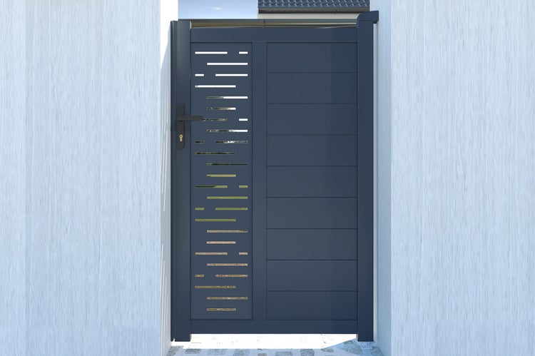 Modernes anthrazitfarbenes Gartentor aus Aluminium mit horizontalen Paneelen und rechteckigen Ausschnitten, eingebaut zwischen zwei hellen Mauern.