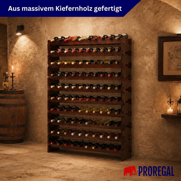 Großes Weinregal aus massivem Kiefernholz in einem rustikalen Weinkeller, gefüllt mit Weinflaschen.