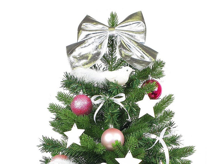 Weihnachtsbaumspitze mit einer großen Schleife auf einem künstlichen Weihnachtsbaum geschmückt mit Kugeln Sternen und einem Vogel