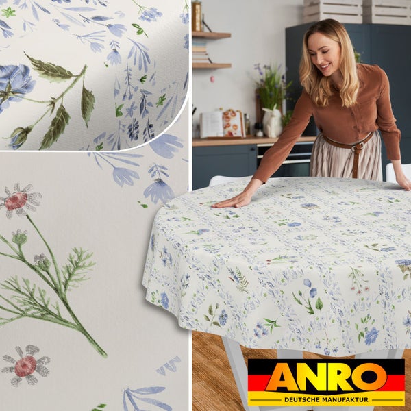 Eine Frau glättet eine runde Tischdecke mit Blumenmuster in einer hellen Küche, inklusive Detailansichten der Materialstruktur und ANRO Logo.