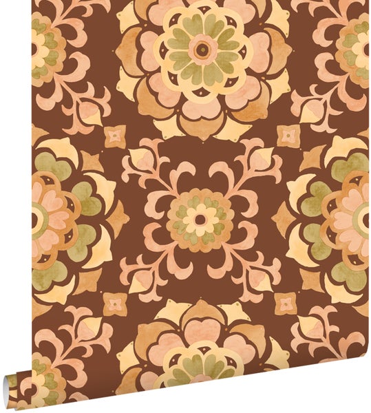 Tapetenrolle mit Blumenmuster auf braunem Grund