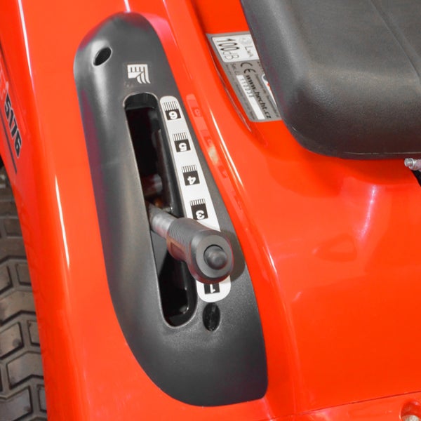 Detailansicht des Geschwindigkeitsreglers eines Rasentraktors.