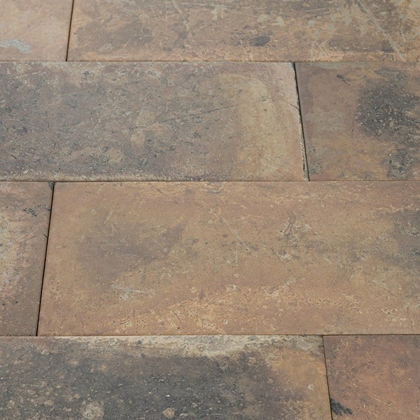 Rechteckige Pflastersteine aus Beton mit natursteinähnlicher Oberfläche in schattierter Optik für Terrassen und Gartenwege.