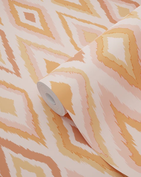 Eine Rolle Tapete mit abstraktem, rhombusförmigem Muster.