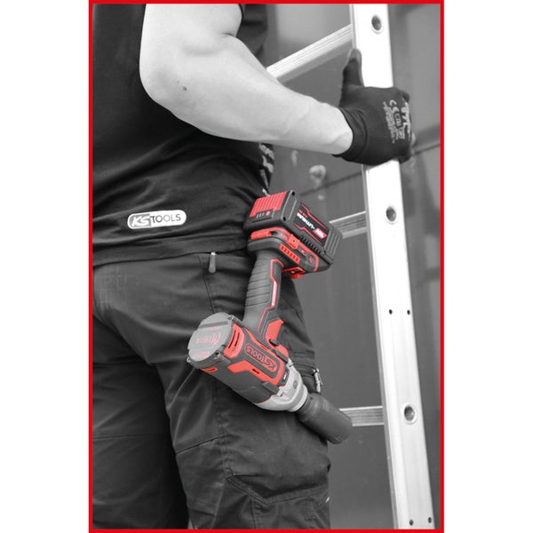 Handwerker mit Akku-Schlagschrauber von KS Tools auf einer Leiter. KS Tools Logo auf dem T-Shirt.