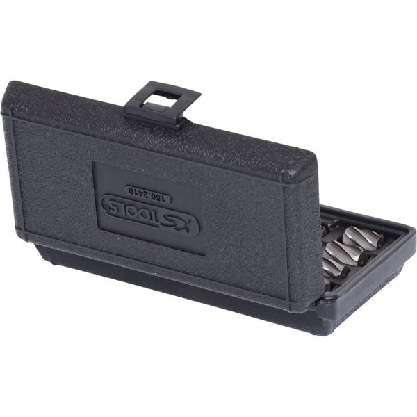 Eine Metallradnabe ist mit einem Schraubenschlüssel befestigt