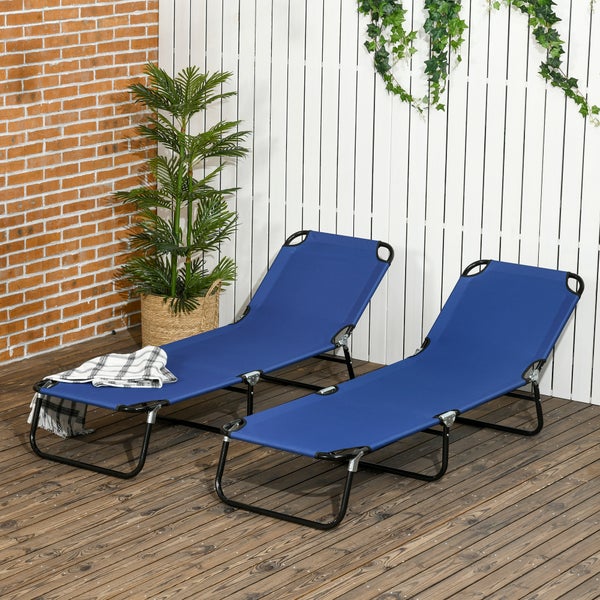 Zwei blaue Gartenliegen mit schwarzem Metallgestell auf einer Holzterrasse vor einer weißen Wand.