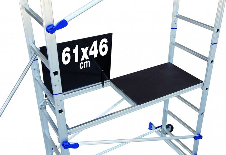Rollgerüst mit Plattform und den Maßen 61 x 46 Zentimeter.