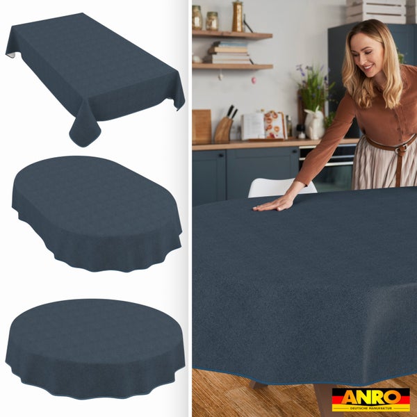Tischdecke in rechteckiger, ovaler und runder Ausführung sowie eine Frau beim Eindecken eines Küchentischs. ANRO DEUTSCHE MANUFAKTUR Logo.