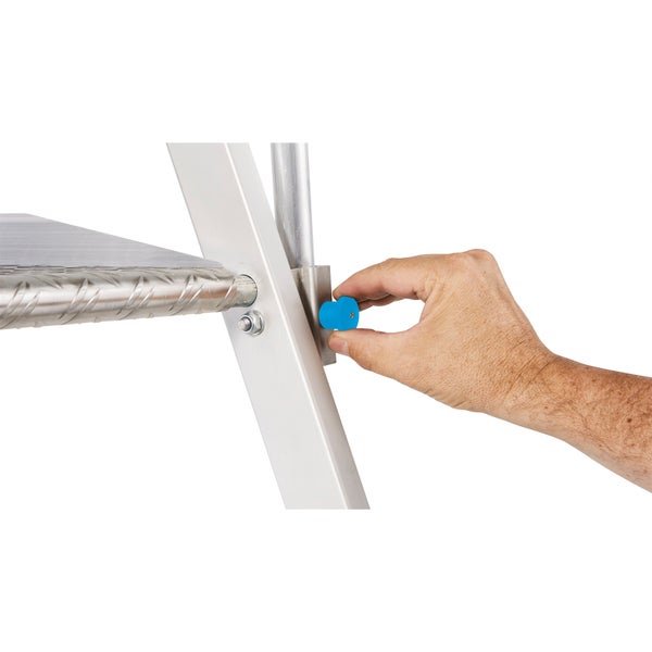 Detailaufnahme einer Hand, die einen Bolzen an einem Gerüst befestigt.