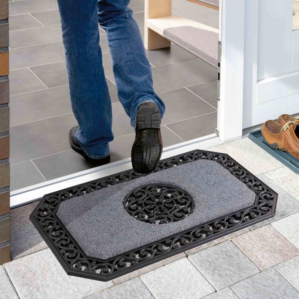 Fußabtreter mit einer Person beim Betreten eines Hauses