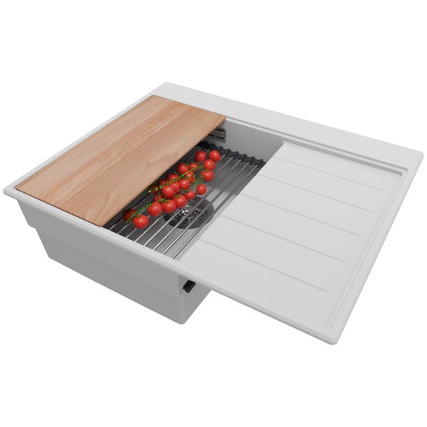 Spüle mit Schneidebrett, Abtropfgitter und Tomaten