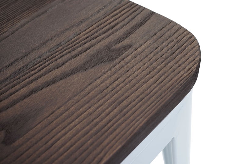 Detailansicht einer Holzstuhlplatte mit Holzmaserung