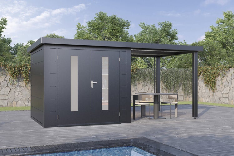 Modernes Gartenhaus aus Metall mit Doppeltür und integriertem Terrassendach auf einer Holzterrasse mit Sitzgruppe am Pool.