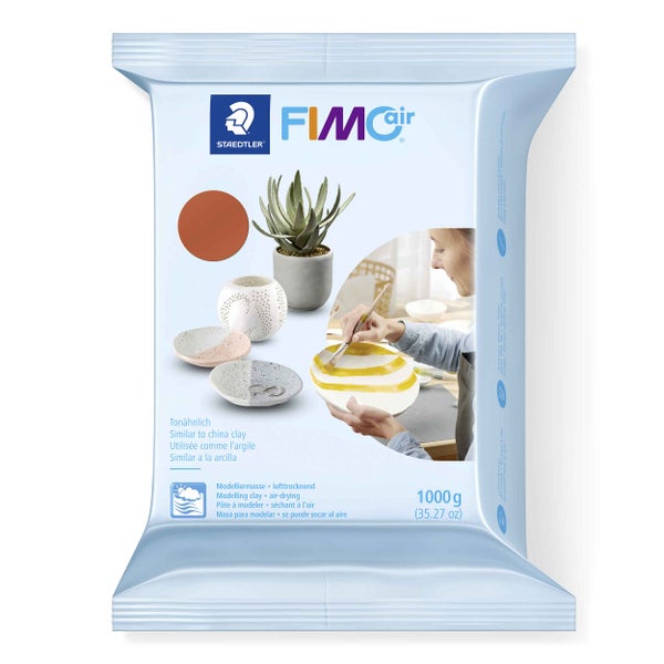 Staedtler FIMO air Modelliermasse, tonähnlich, lufttrocknend, 1000 Gramm Packung mit Abbildungen von gestalteten Schalen und einem Blumentopf.