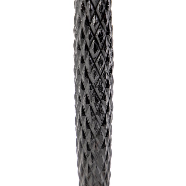 Schwarzer Metallstab mit Rautenmuster