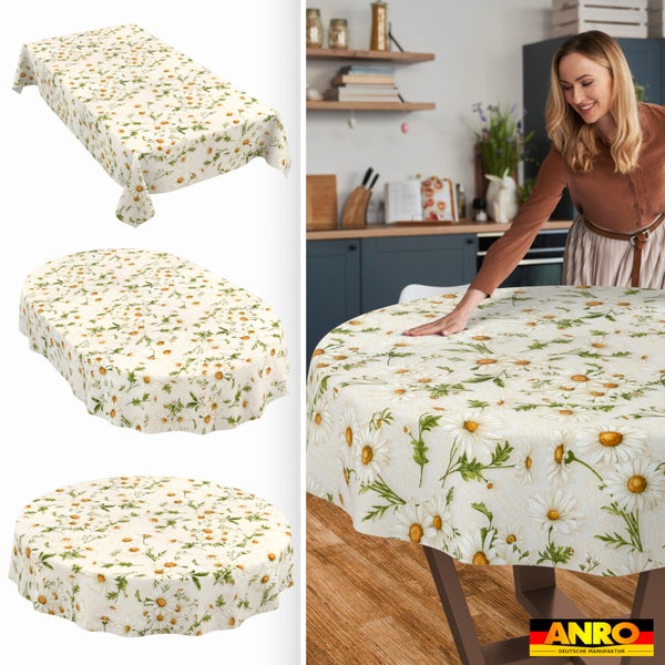 Abwaschbare Tischdecke mit Gänseblümchen-Muster, rechteckig, oval, rund und eine Frau beim Decken des Küchentisches. ANRO Deutsche Manufaktur Logo.