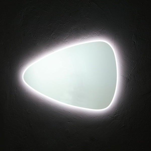 Beleuchteter Badezimmerspiegel in organischer Form mit integrierter LED-Beleuchtung.