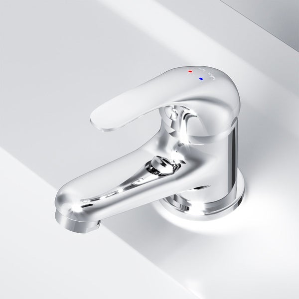 Einhebel Waschtischarmatur aus verchromtem Metall in modernem Design montiert auf einem Waschbecken.